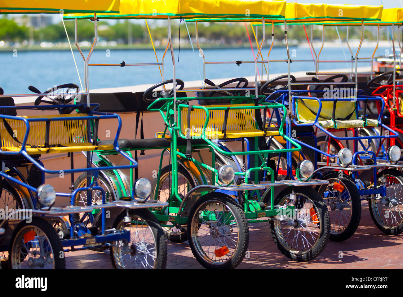 Cicli a una località turistica di San Pietroburgo, Florida Foto Stock