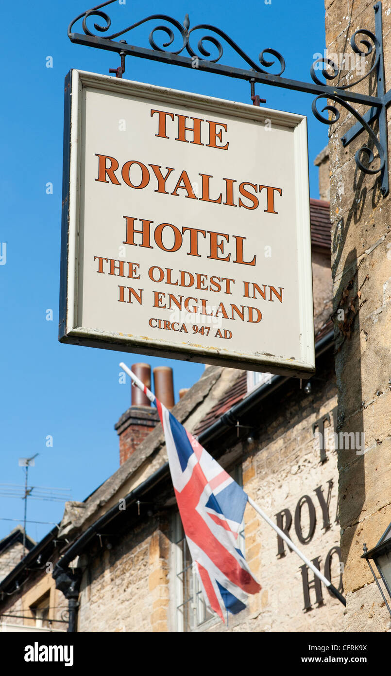 Il Royalist Hotel segno e Union Jack flag. Cotswolds, Stow on the Wold. Inghilterra Foto Stock