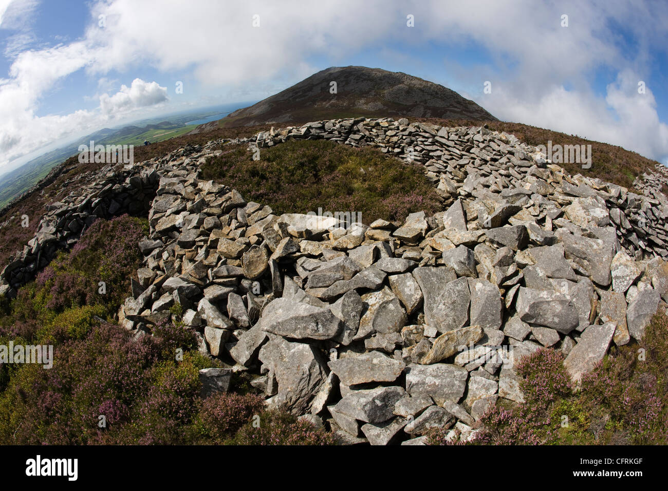 I resti di età del ferro roundhouses in tre'r Ceiri hill fort in Yr Eifl montagne, il Galles del Nord Foto Stock