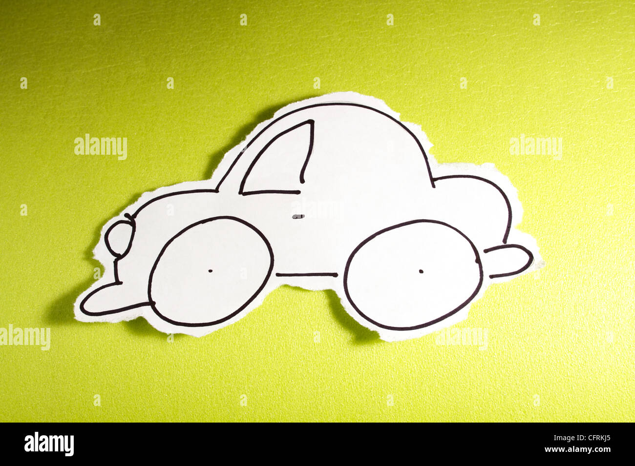 Bambino realizzato sketch, piccola auto disegnare nero su bianco su uno sfondo verde Foto Stock