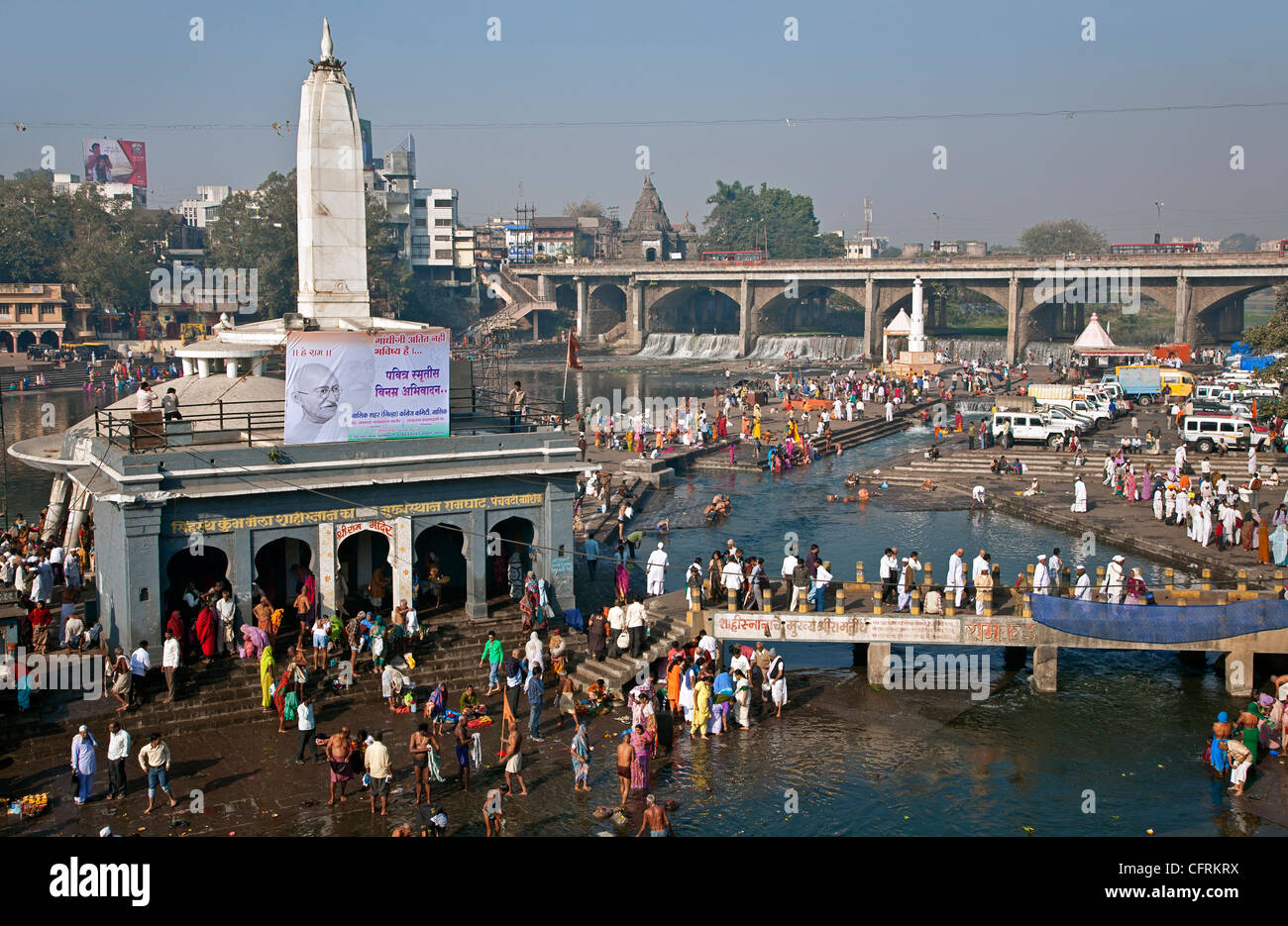 Pellegrini indù la balneazione a Ram Kund (uno dei luoghi più sacri per gli induisti) fiume Godavari. Nasik. India Foto Stock