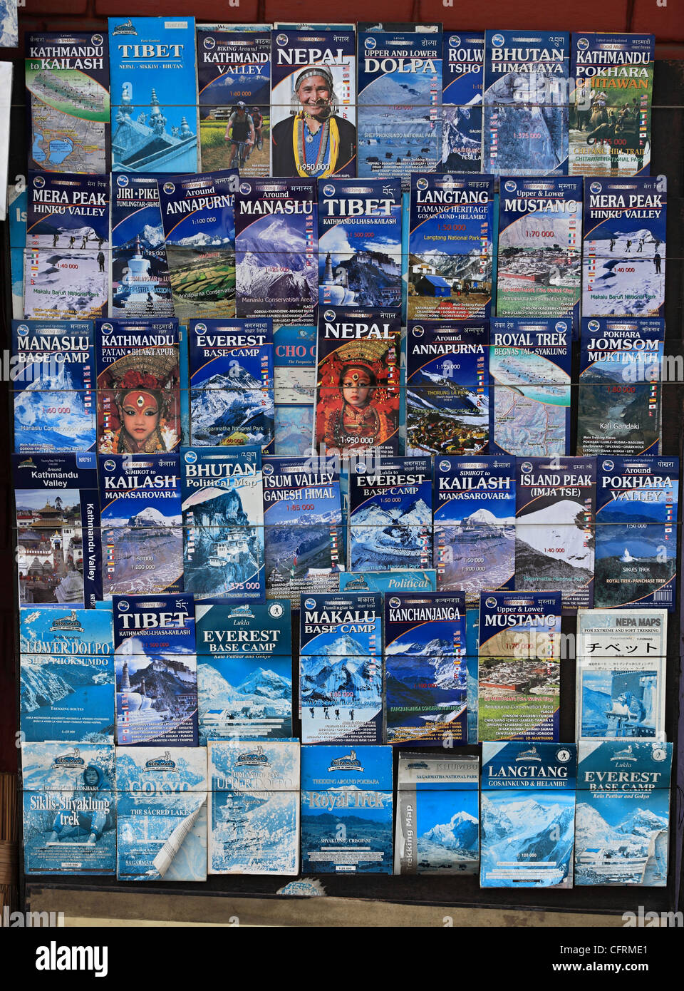 Mappe di Trekking al mercato Kathmandu in Nepal Foto Stock