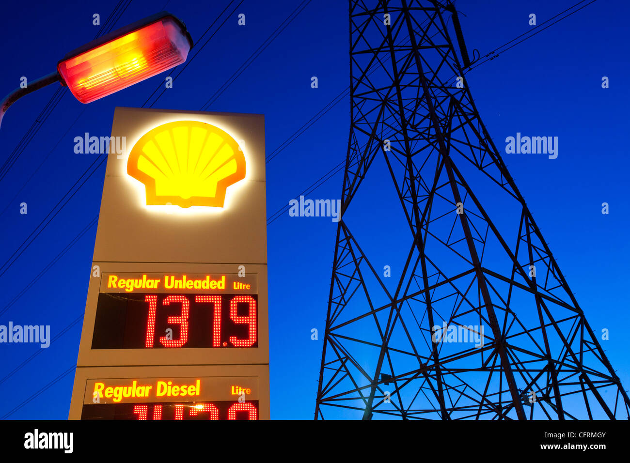 Una benzina sation in Billingham su Teeside, Regno Unito, con un traliccio di elettricità al crepuscolo. Foto Stock