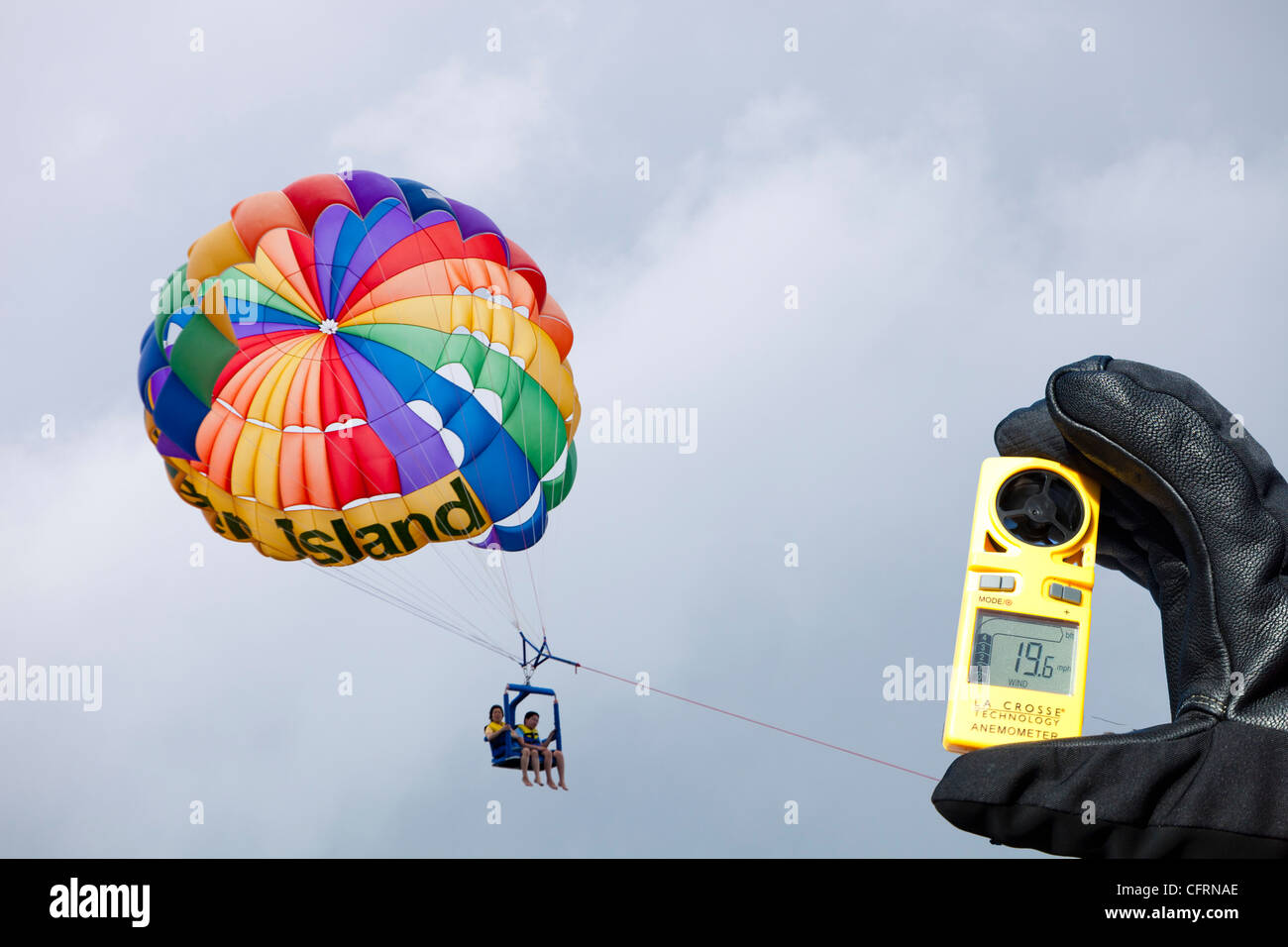 I turisti parasailing off isola verde sulla Grande Barriera Corallina vicino a Cairns, Australia. con un anenometer per misurare la velocità del vento Foto Stock