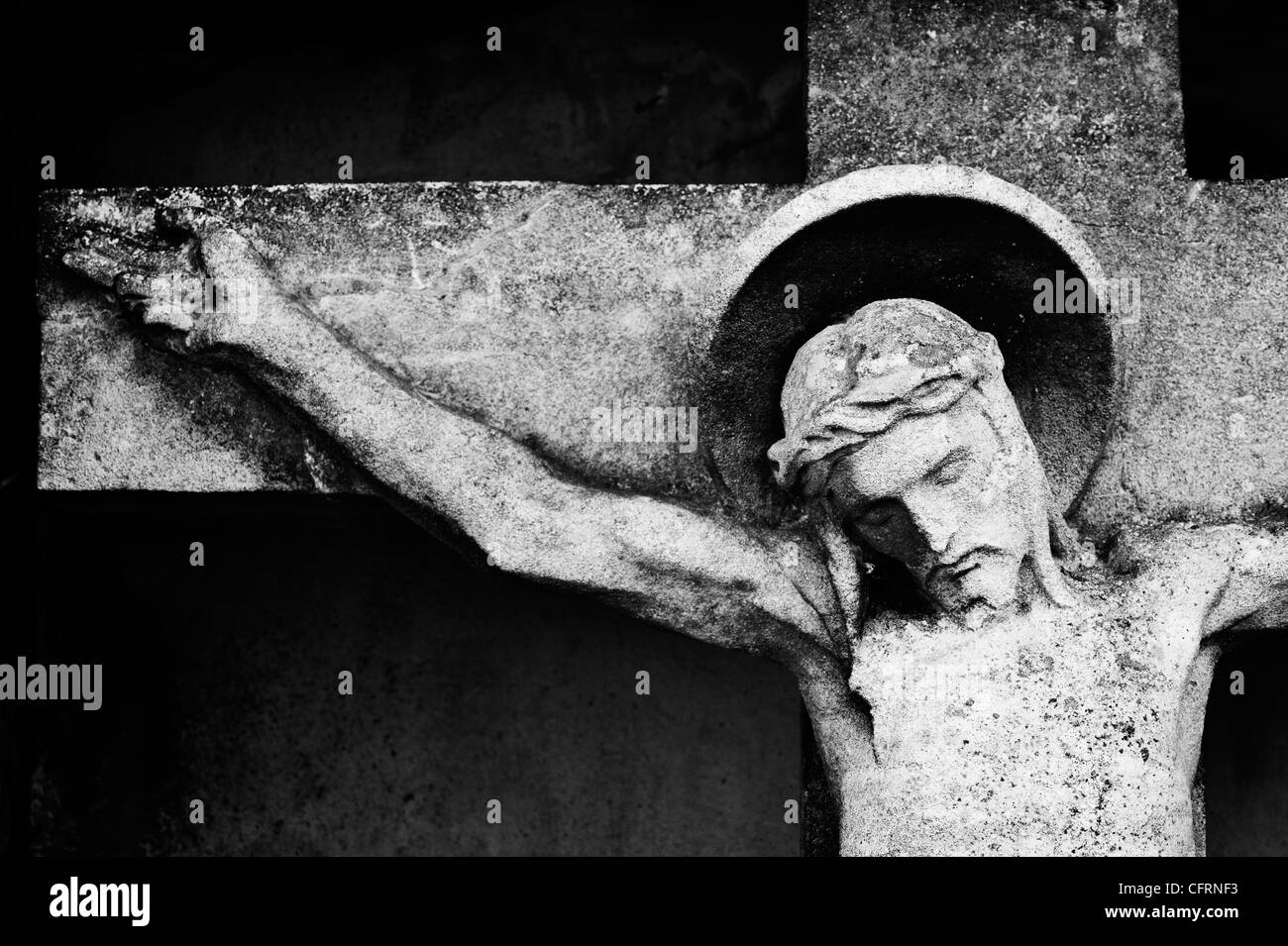 Statua di Gesù Cristo crocifissione su una pietra grave Foto Stock