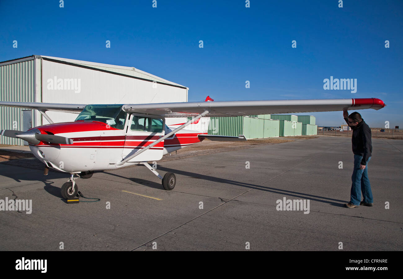 Gillette, Wyoming - Pilota Ryan Lunde ispeziona un Cessna 172 Skyhawk prima di un volo da Campbell County Airport. Foto Stock
