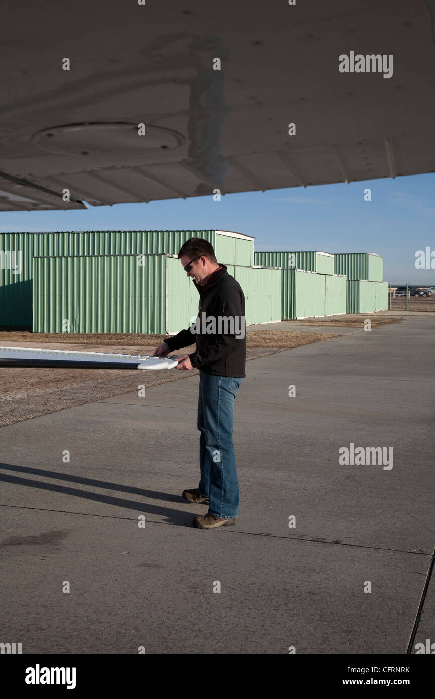 Gillette, Wyoming - Pilota Ryan Lunde ispeziona un Cessna 172 Skyhawk prima di un volo da Campbell County Airport. Foto Stock