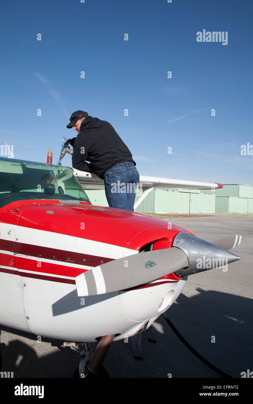 Gillette, Wyoming - un lavoratore carburanti un Cessna 172 Skyhawk dopo un volo da Campbell County Airport. Foto Stock