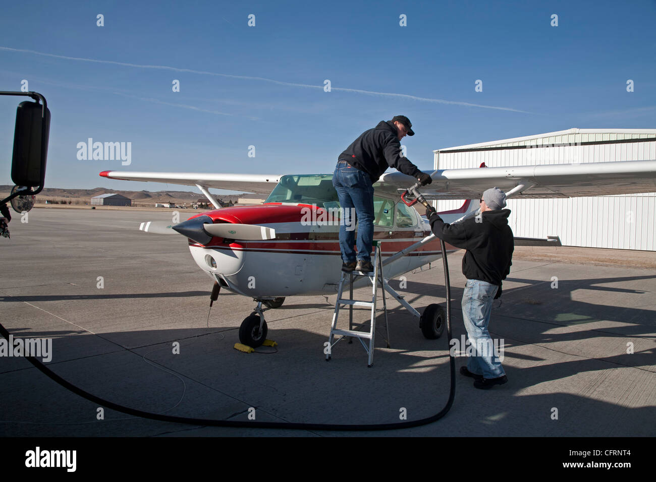 Gillette, Wyoming - Lavoratori carburante un Cessna 172 Skyhawk dopo un volo da Campbell County Airport. Foto Stock