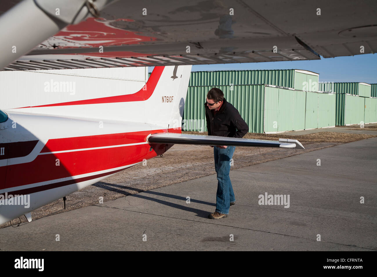 Gillette, Wyoming - Pilota Ryan Lunde ispeziona un Cessna 172 Skyhawk prima di un volo da Campbell County Airport. Foto Stock