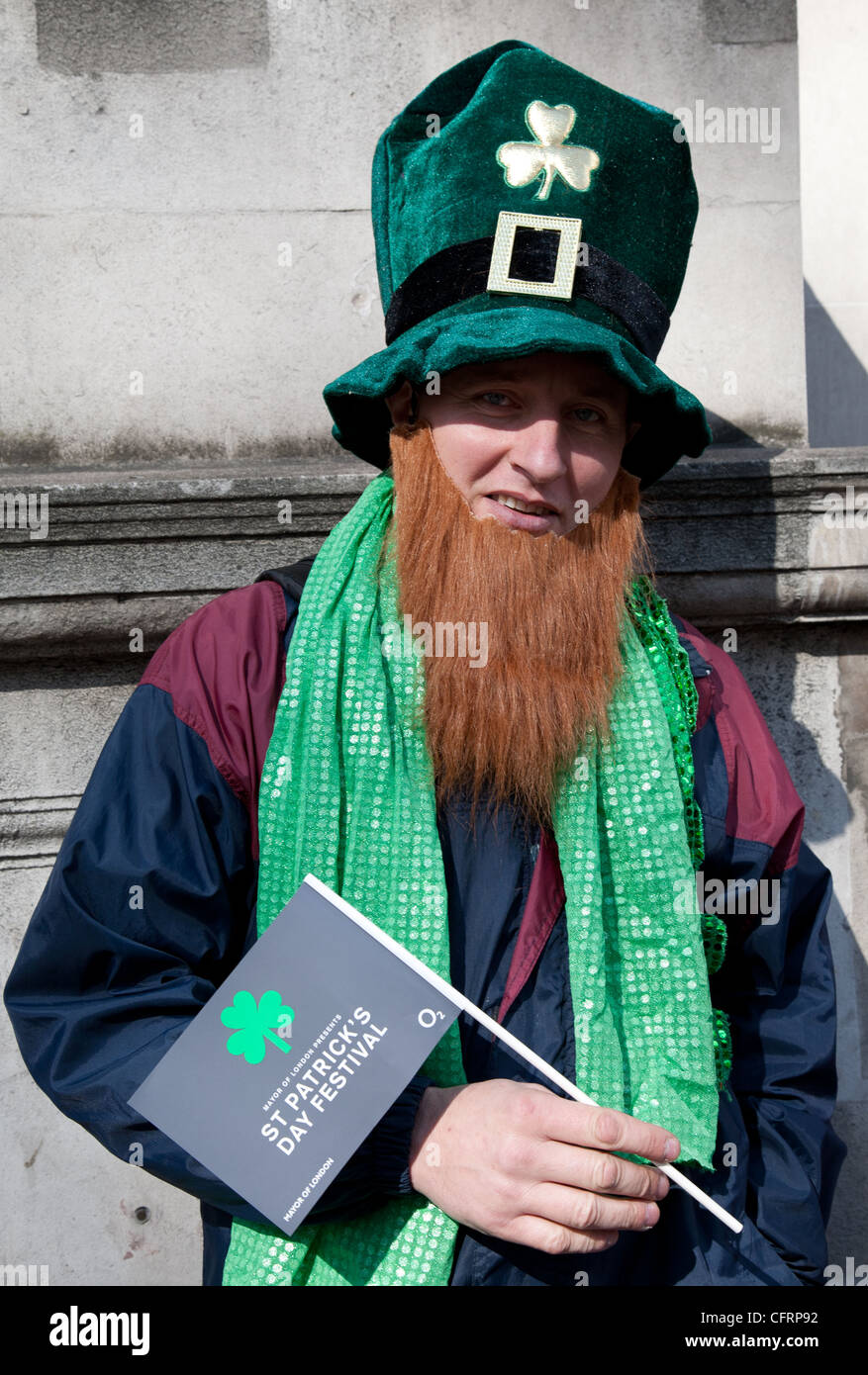 Uomo vestito da leprechaun irlandese il giorno di San Patrizio parade  London Foto stock - Alamy