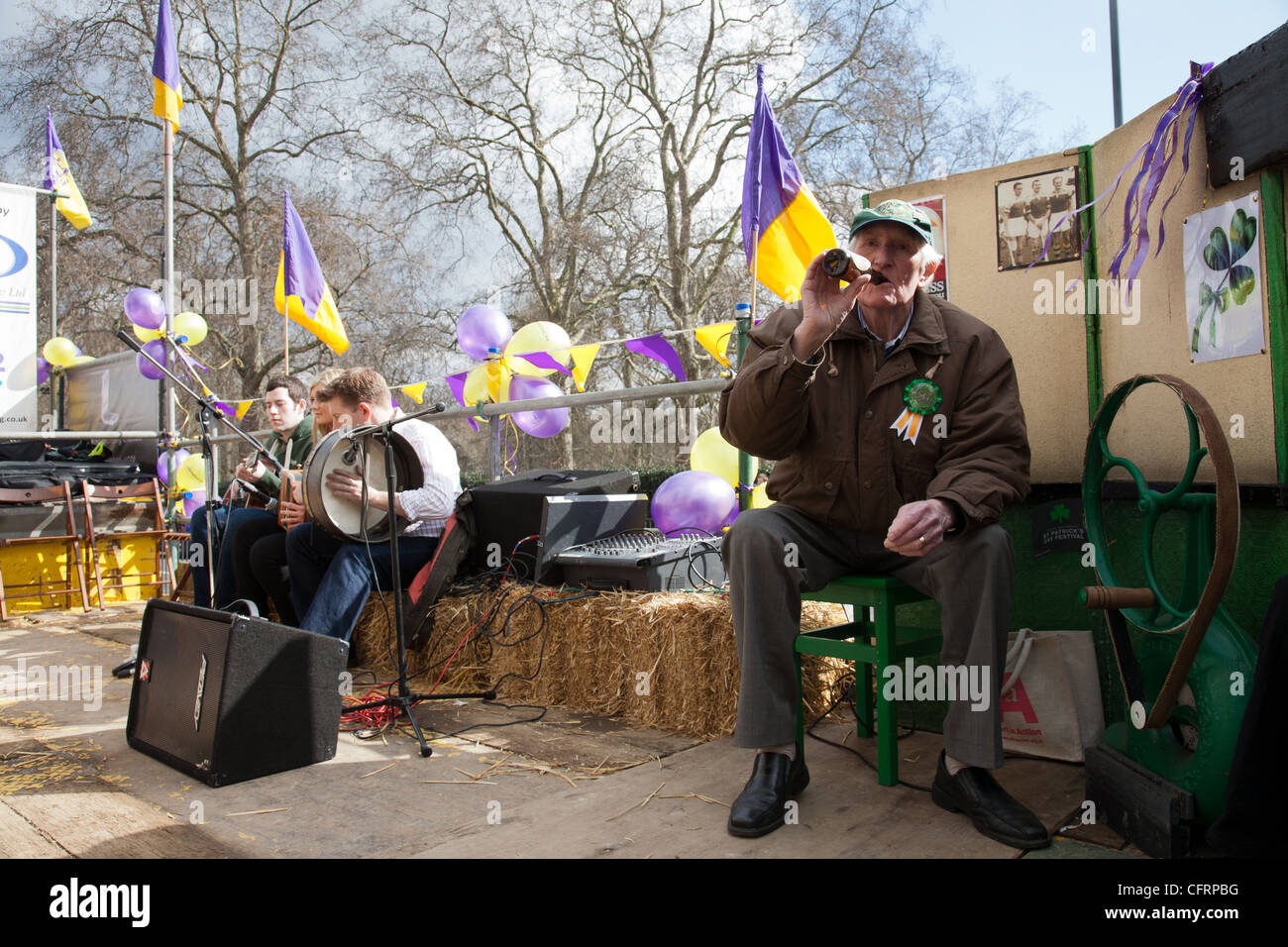 Irish folk band giocando sul retro di un camion durante il il giorno di San Patrizio parade London Foto Stock