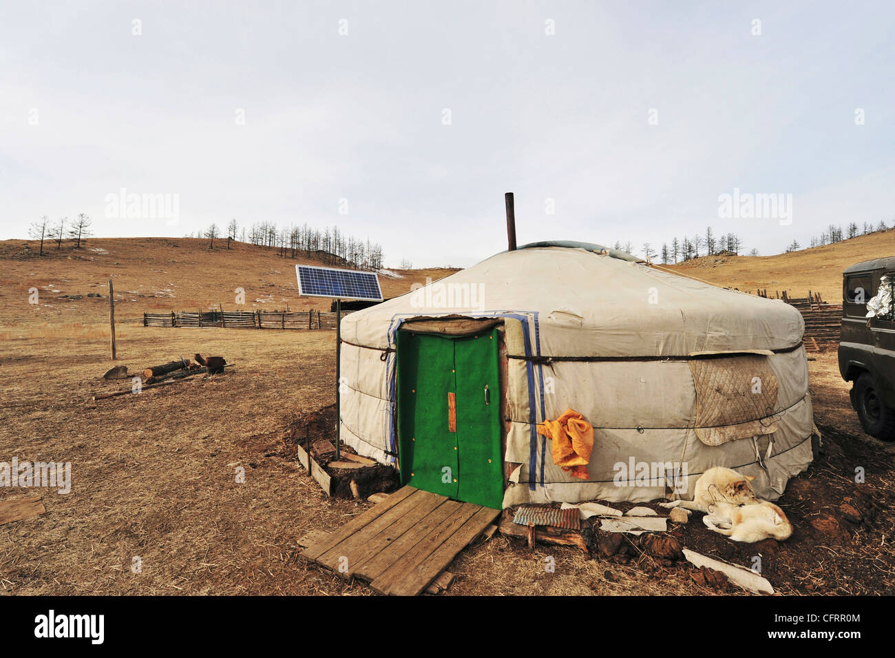 Mongolia, quartiere Baganuur entroterra, vista posteriore della persona che immette la capanna, veicolo parcheggiato da capanna sul paesaggio contro sky Foto Stock