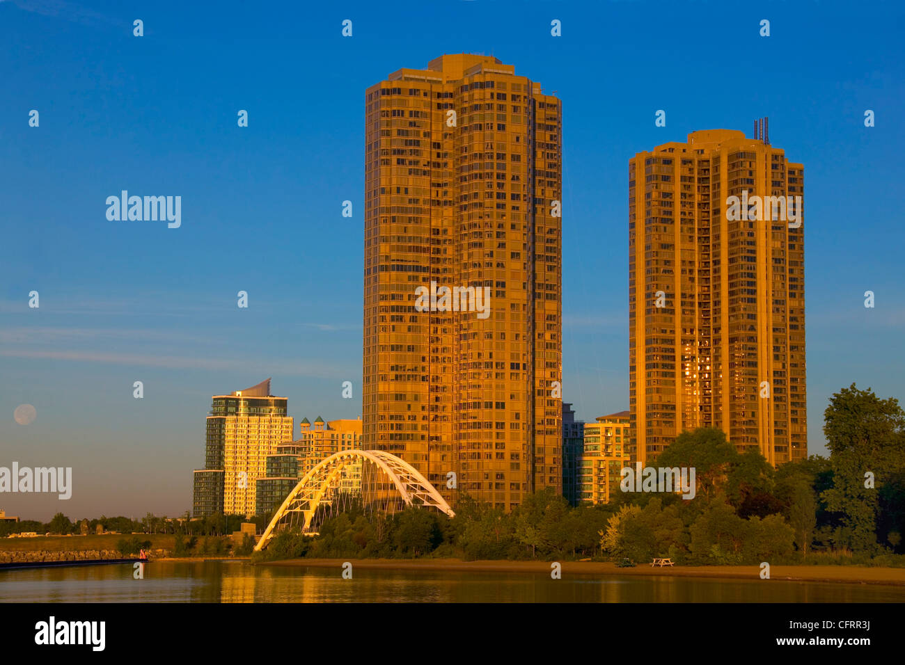 Fiume Humber ponte pedonale e condomini, Toronto, Ontario Foto Stock