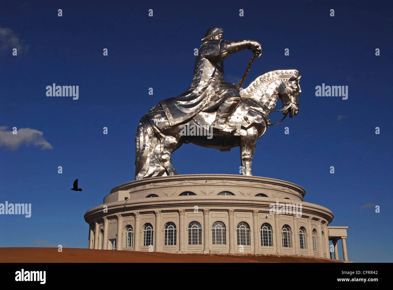 La Mongolia, la navigazione, argento statua equestre del famoso warlord, guerriero e conquistatore Gengis Khan vicino a Ulaanbaatar, Foto Stock