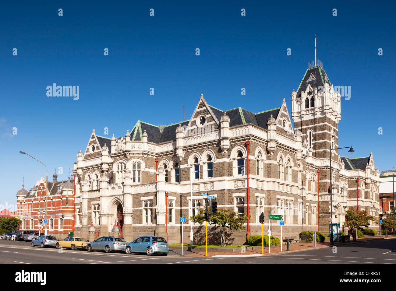 Dunedin Tribunale, e accanto a esso sulla sinistra, la città di ex carcere. Foto Stock