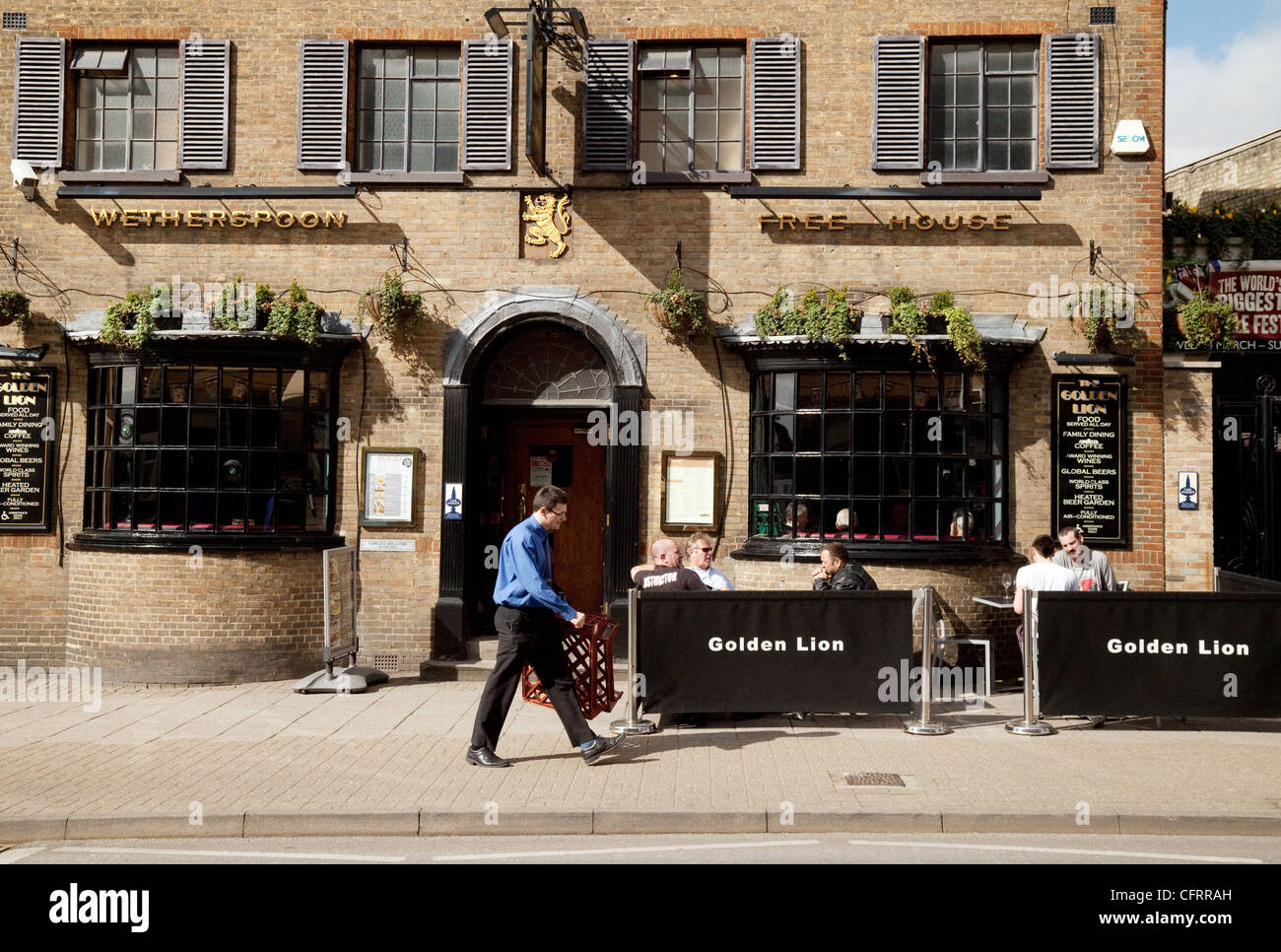 Il Golden Lion Wetherspoon pub, High St, Newmarket Suffolk REGNO UNITO Foto Stock