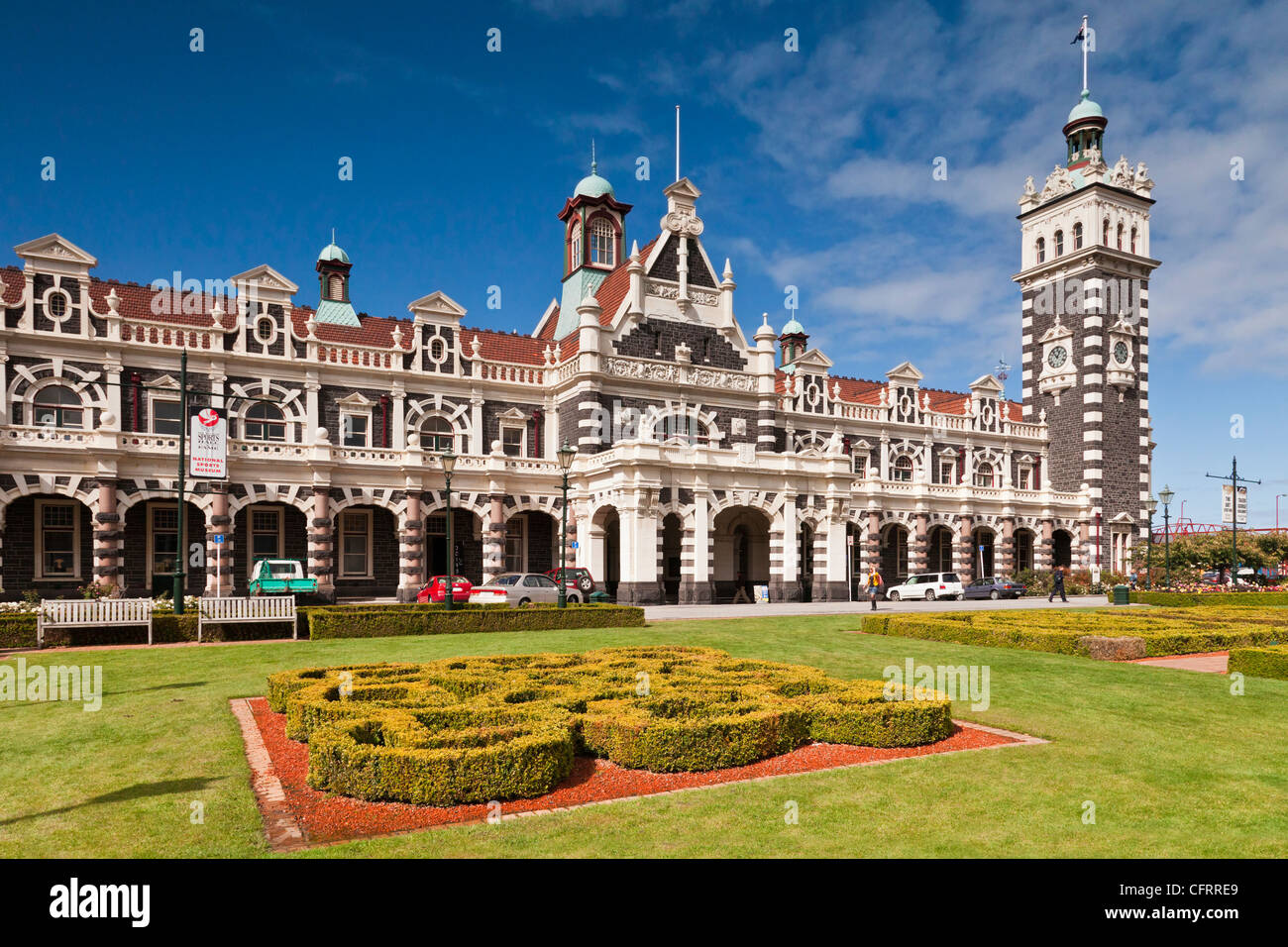 Dunedin stazione ferroviaria, ora utilizzata solo da Taieri Gorge conservazione ferroviario, si vede attraverso i giardini in Piazza Anzac. Foto Stock