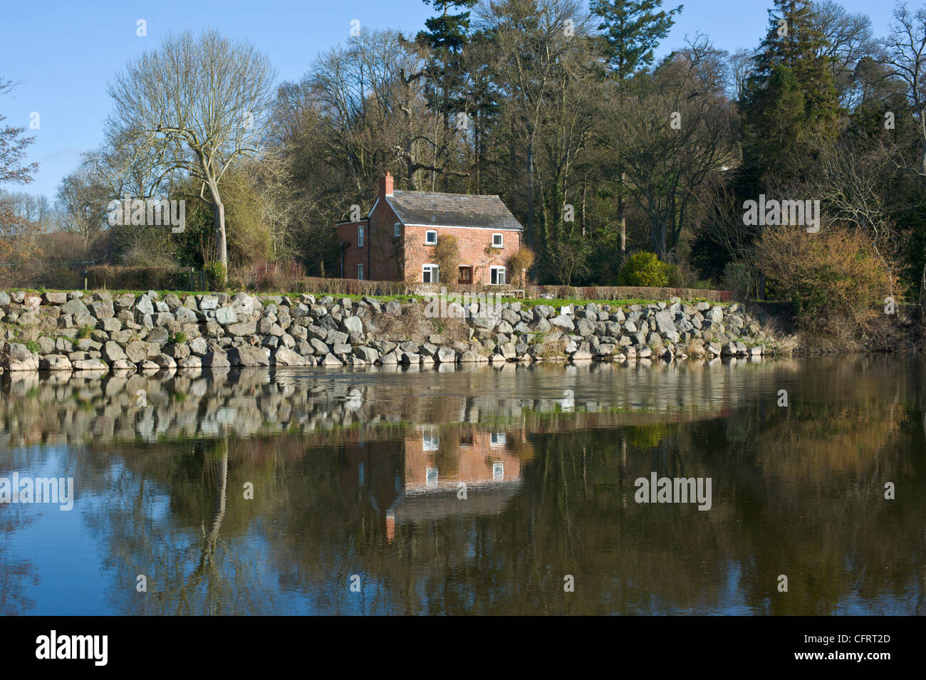 Riverside cottage con la riflessione in primavera sole sul fiume Wye a Hay on Wye Powys Wales UK Foto Stock