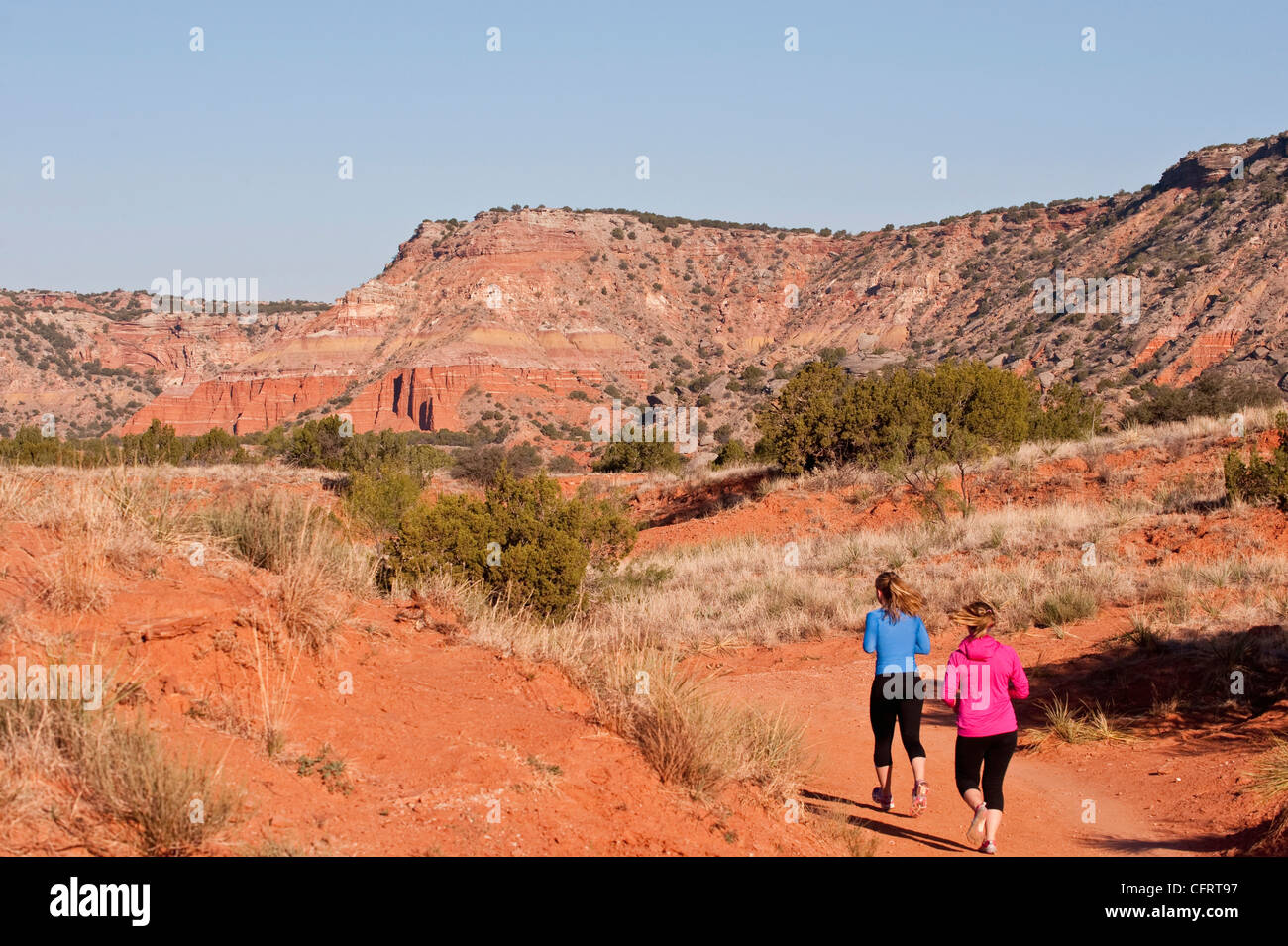 Stati Uniti d'America, Texas Panhandle, Palo Duro Canyon, ragazza corridori e viste le caratteristiche geologiche lungo il Sentiero del Faro Foto Stock