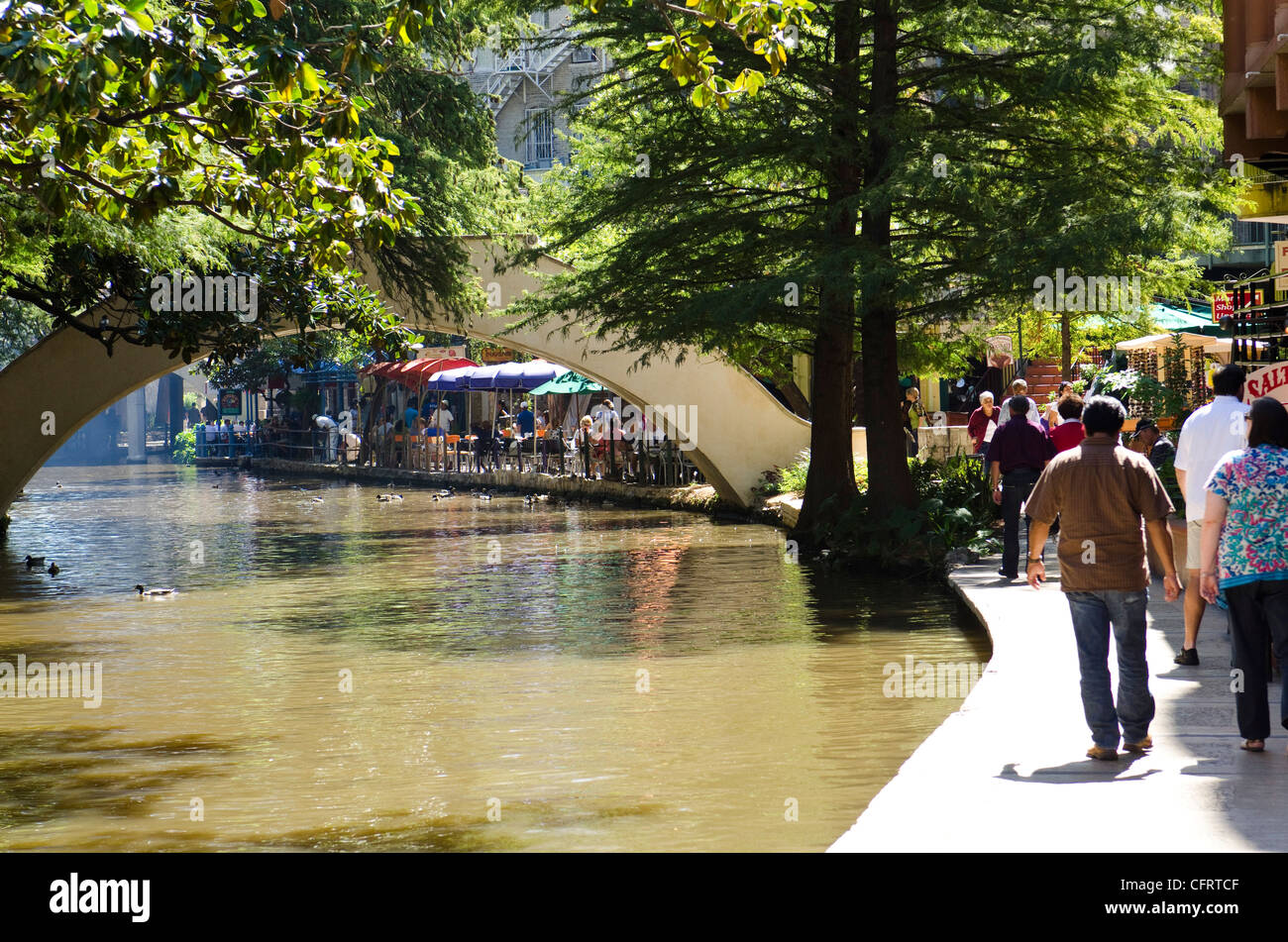 Stati Uniti d'America, Texas, San Antonio Riverwalk ristorante, gente che passeggia, pranzo e bordo del fiume, ombrelloni, tavoli, bridge Foto Stock