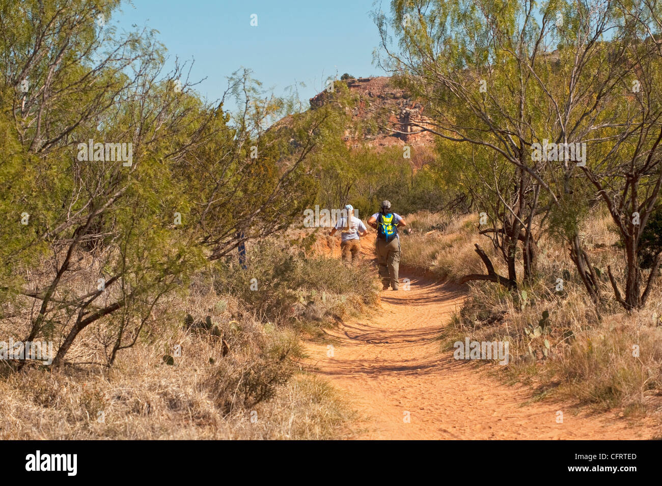 Nord America, STATI UNITI D'AMERICA, Texas Panhandle, Palo Duro Canyon, due donne gli escursionisti sul Sentiero del Faro Foto Stock