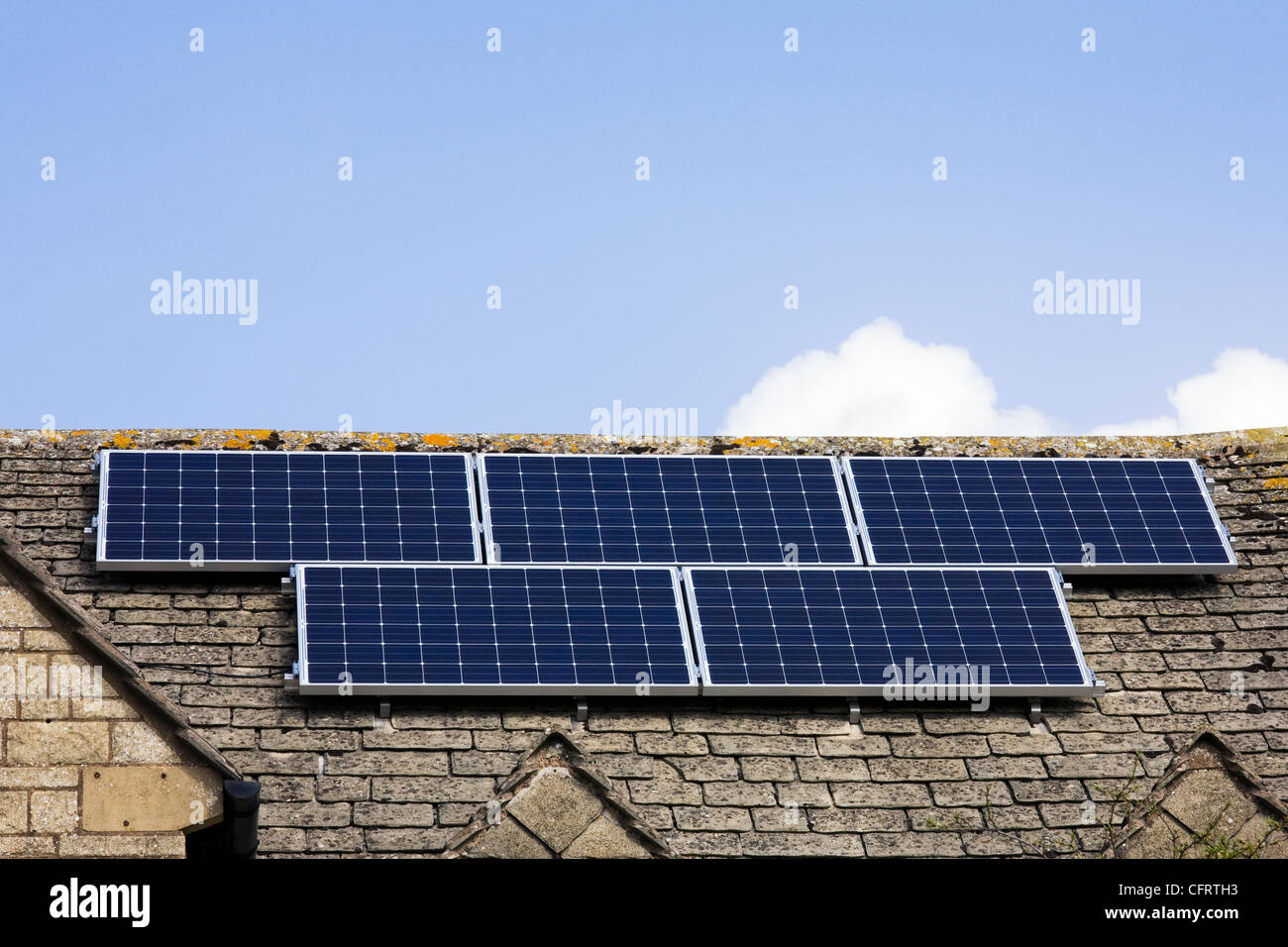 Pannelli solari su una pietra di Cotswold House. Foto Stock