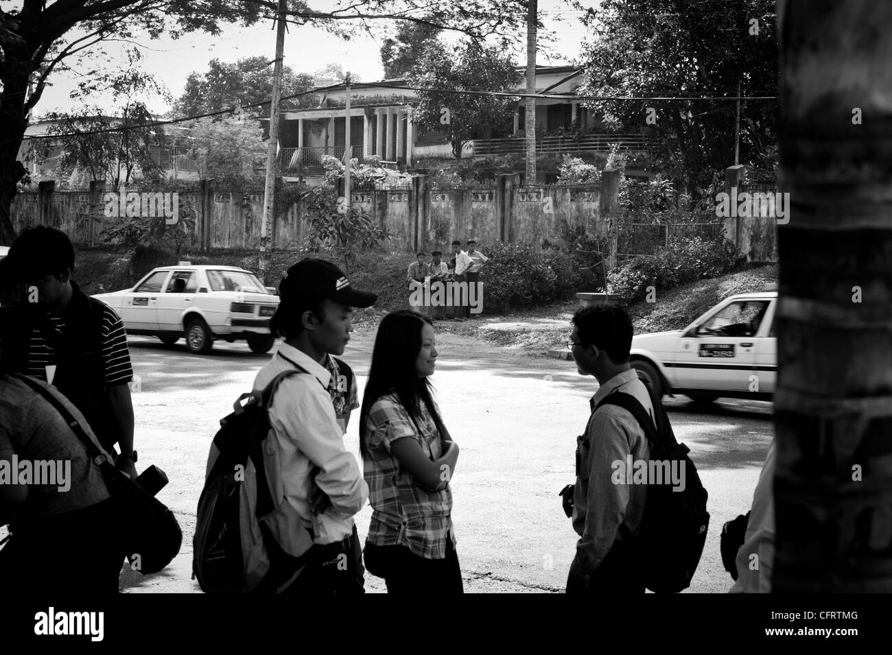 Intelligenza militare ufficiali vegli su di Aung San Suu Kyi home tenere nota di tutti quelli che entrano in suo composto Foto Stock