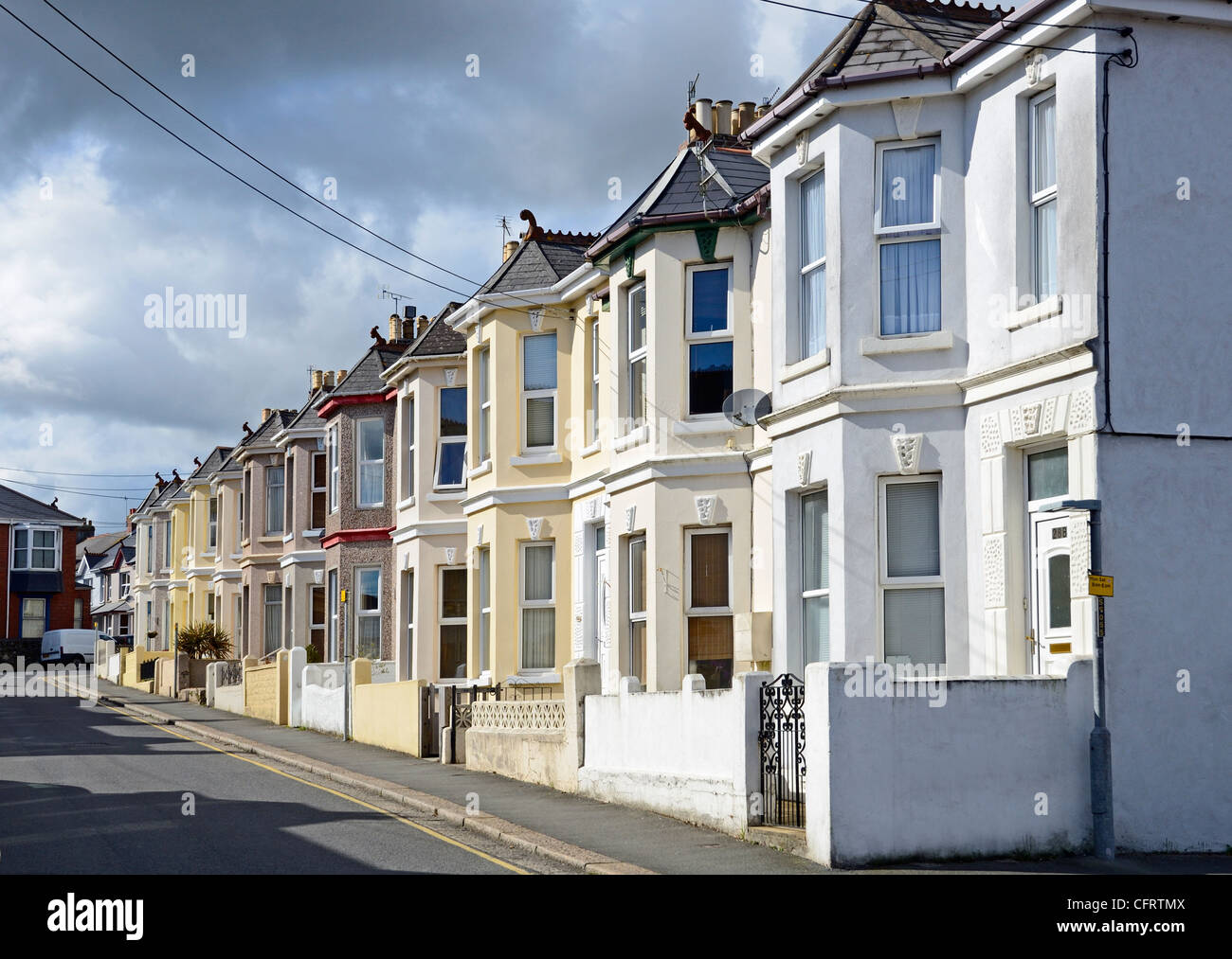 Una strada di case a schiera con finestre a baia, Saltash, Cornwall, Regno Unito Foto Stock