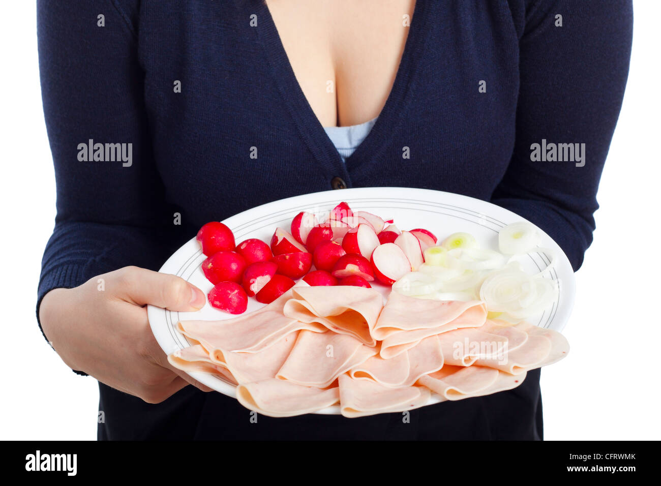 Dettaglio della donna tenendo la piastra con prosciutto, ravanelli e cipolla, isolati su sfondo bianco. Foto Stock