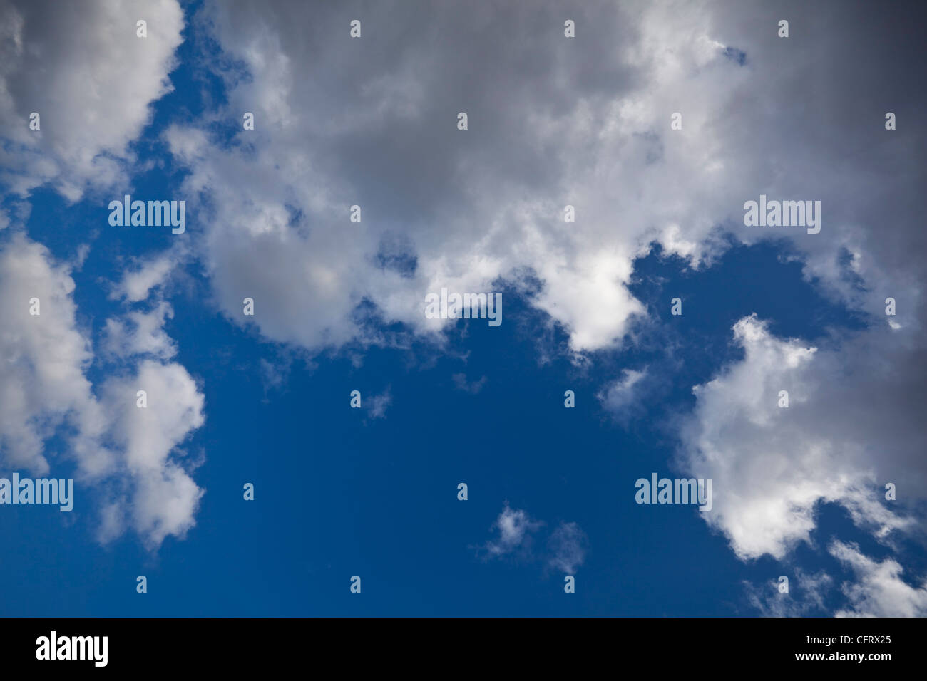 Cielo blu e nuvole bianche Foto Stock