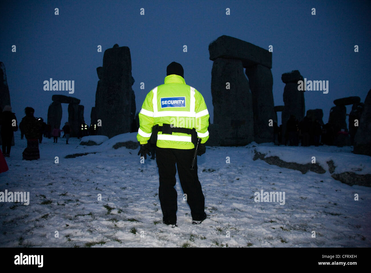 Uomo di sicurezza a guardia Stonehenge durante il solstizio d'inverno Foto Stock