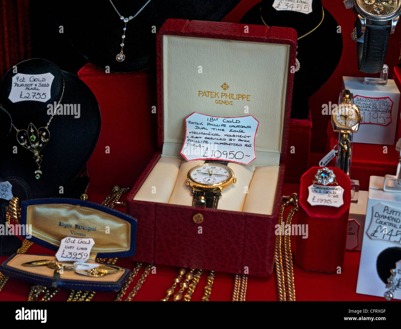 PATEK PHILIPPE ad alto valore utilizzato Oro Orologi gioielli e gemme in vendita nelle gioiellerie di lusso negozio finestra Foto Stock
