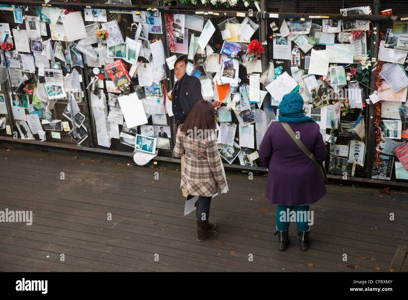 Lettere, proteste e omaggi a un personaggio di fantasia, Ianto Jones, ucciso in BBC della serie Torchwood, Cardiff Bay Foto Stock