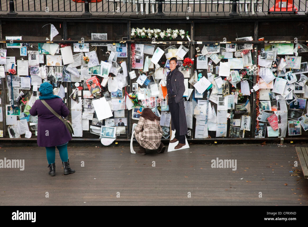 Lettere, proteste e omaggi a un personaggio di fantasia, Ianto Jones, ucciso in BBC della serie Torchwood, Cardiff Bay Foto Stock