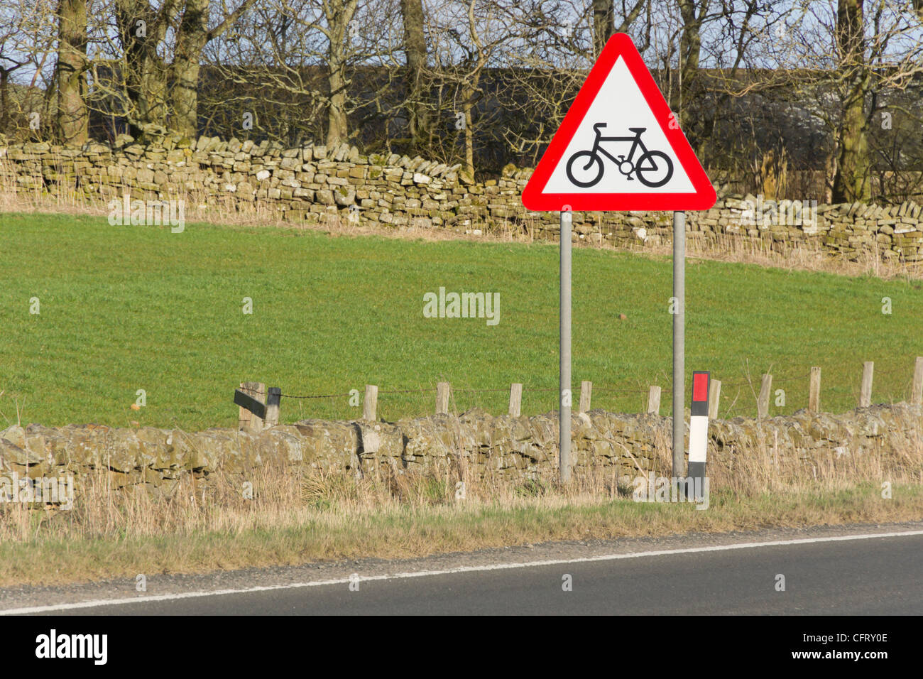 Percorso ciclabile segno sulla trafficata A696 road vicino a Otterburn, Northumberland, Inghilterra Foto Stock