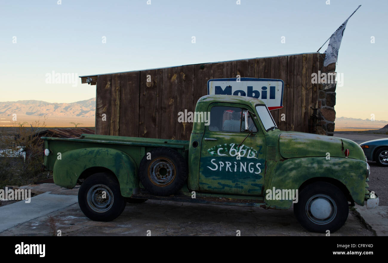 Rt 66, Cool Springs, AZ, antichi verde carrello a Mobil gas station Foto Stock