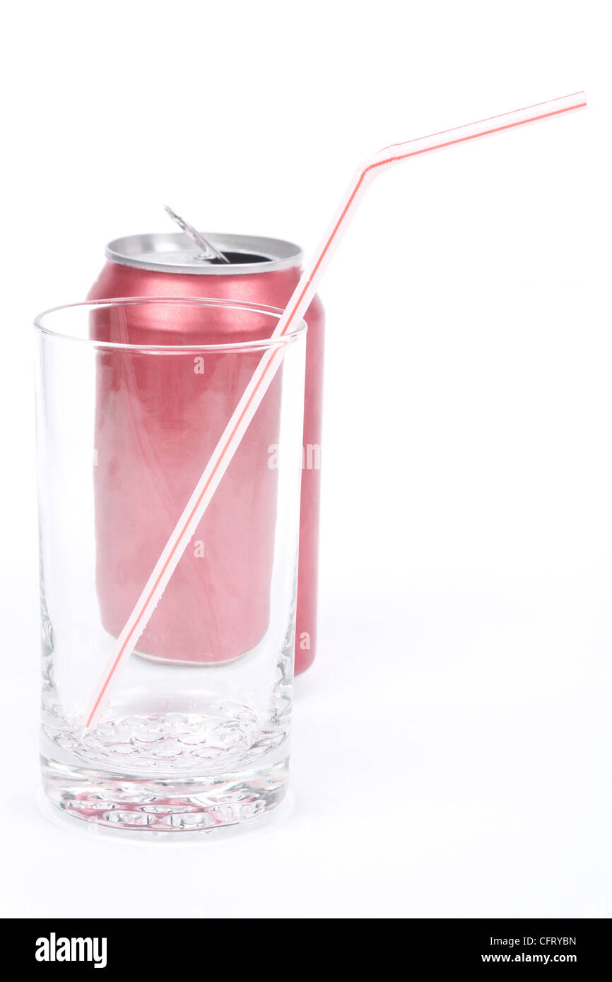Red soda può e bicchiere vuoto con sfondo bianco Foto Stock