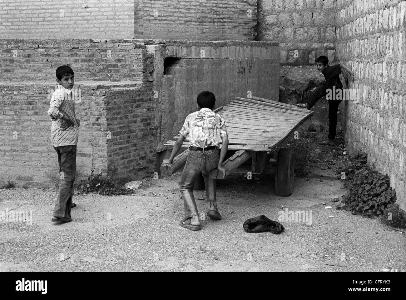 Jun 09, 2006; Erbil, IRAQ; ragazzi giocare fuori le mura della città vecchia a Erbil, Iraq. FILE foto: Maggio 02, 2006. Credito: Foto di David I. lordo/ZUMA premere. (©) Copyright 2006 by David I. Gross Foto Stock