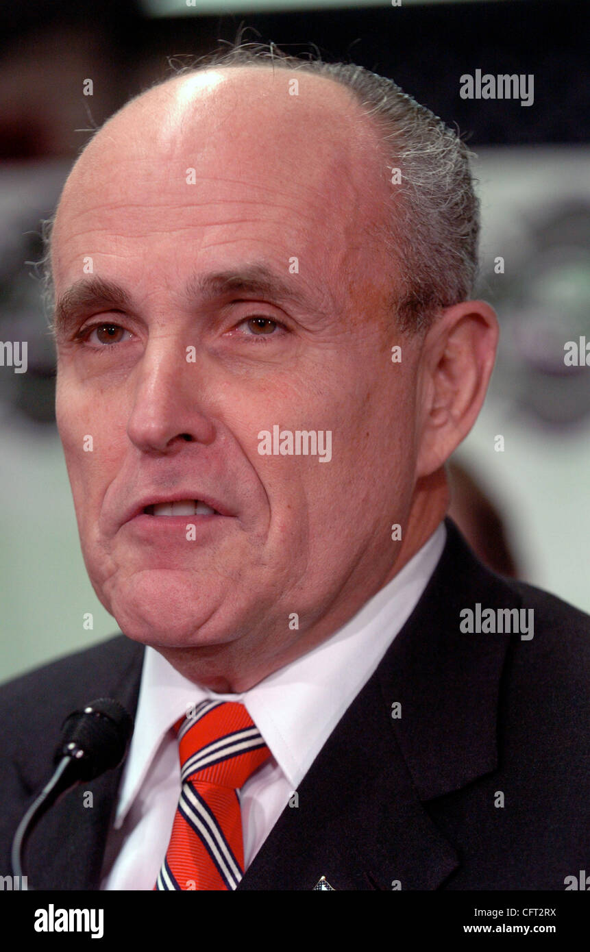 L'ex sindaco di New York City Rudolph Giuliani parla di scala 3 / 6 Battaglione firehouse nell'East Village come circuito cittadino lancia "firedog attraverso l'America". Circuito Cittadino di 'firedog attraverso l'America' è un saggio online concorso chiedendo agli americani di nominare i loro firehouses locale (entrambi un volontario Foto Stock