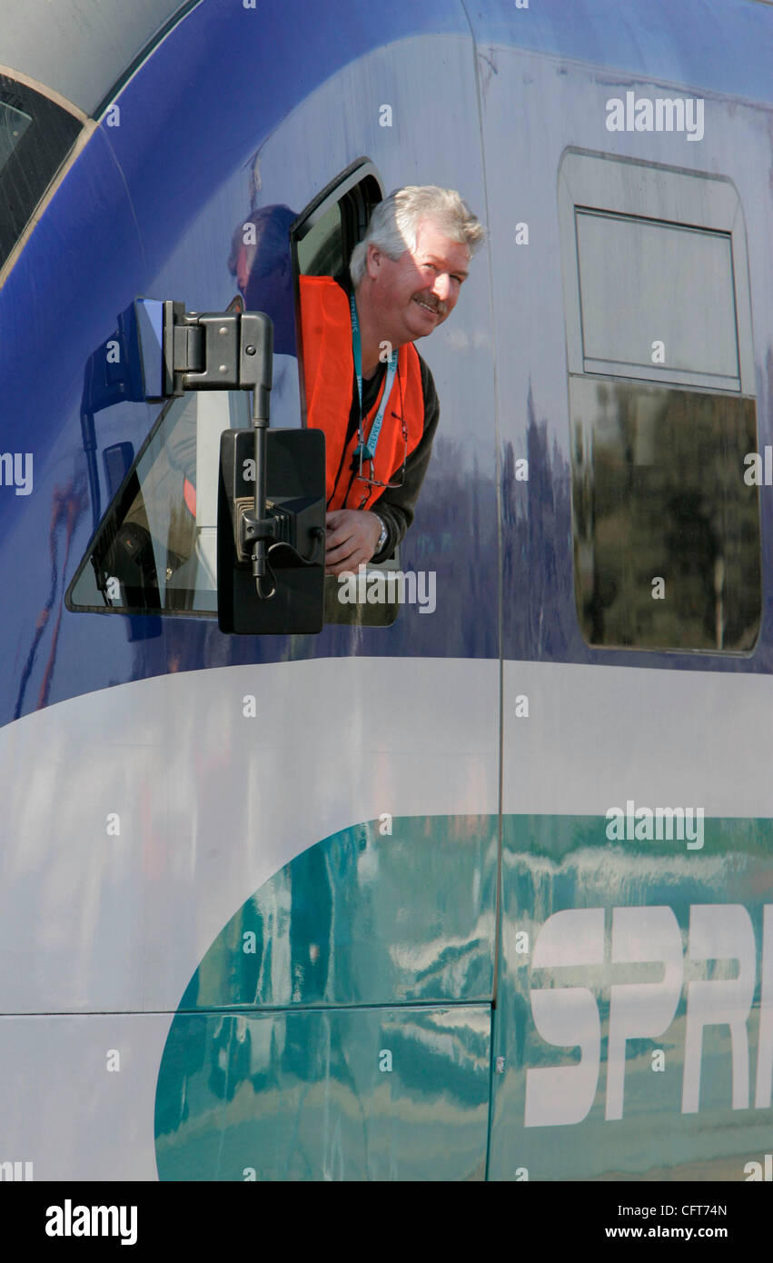 Dicembre 13, 2006, Escondido, California WOLFGANG HUSSMAN, di Siemans, in Germania, dove il velocista del treno sono costruiti, si affaccia alla finestra del treno che passa Hale Ave. durante questa mattina la corsa di prova. Lui è qui dal produttore in Germania per contribuire a rendere sicuro il treno sono prope lavoro Foto Stock