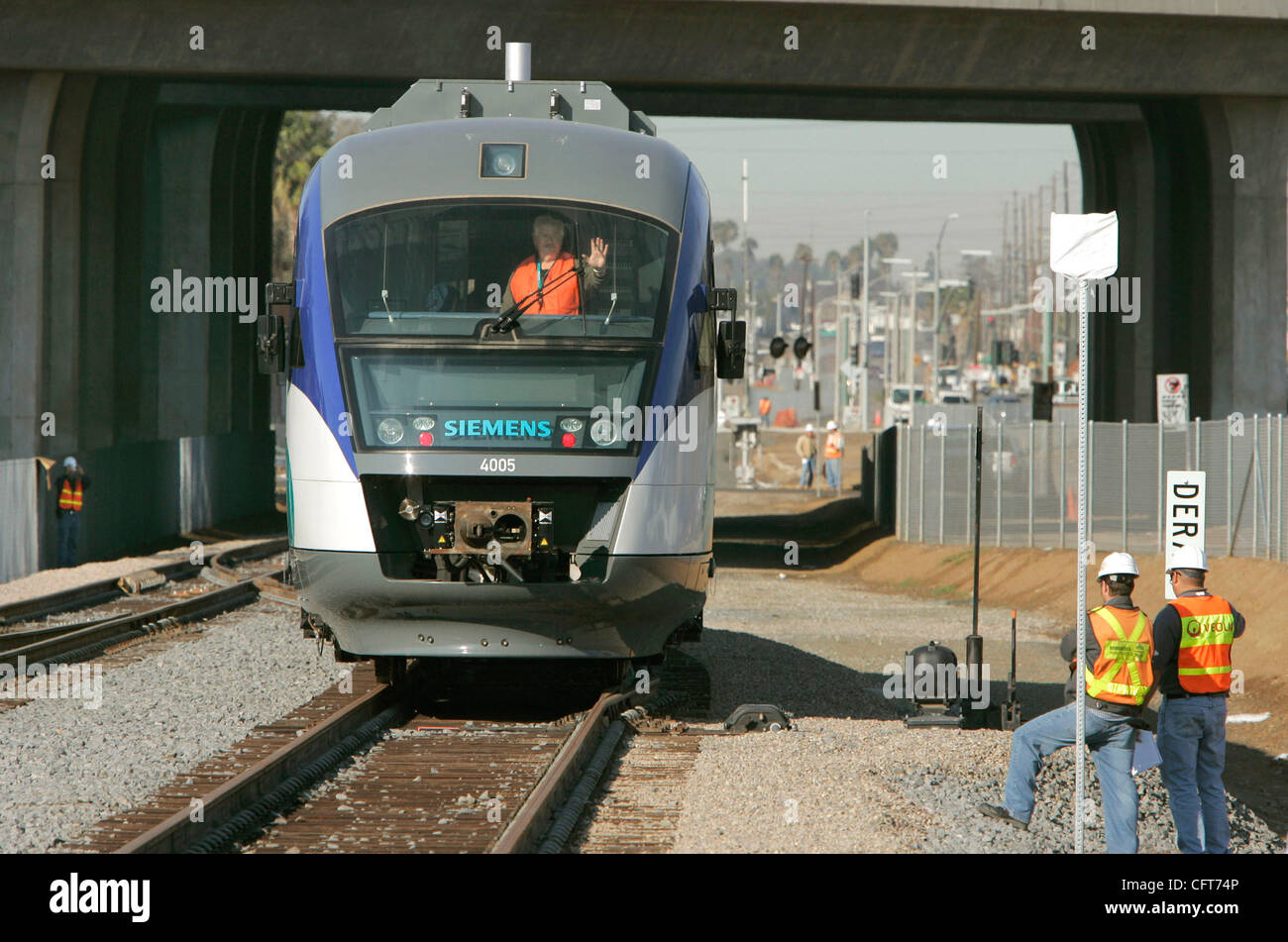 Dicembre 13, 2006, Escondido, California WOLFGANG HUSSMAN, di Siemans, in Germania, dove il velocista del treno sono costruite le onde dalla finestra del treno dopo passò Hale Ave. durante questa mattina la corsa di prova. Lui è qui dal produttore in Germania per contribuire a accertarsi che la stazione di lavoro sono p Foto Stock