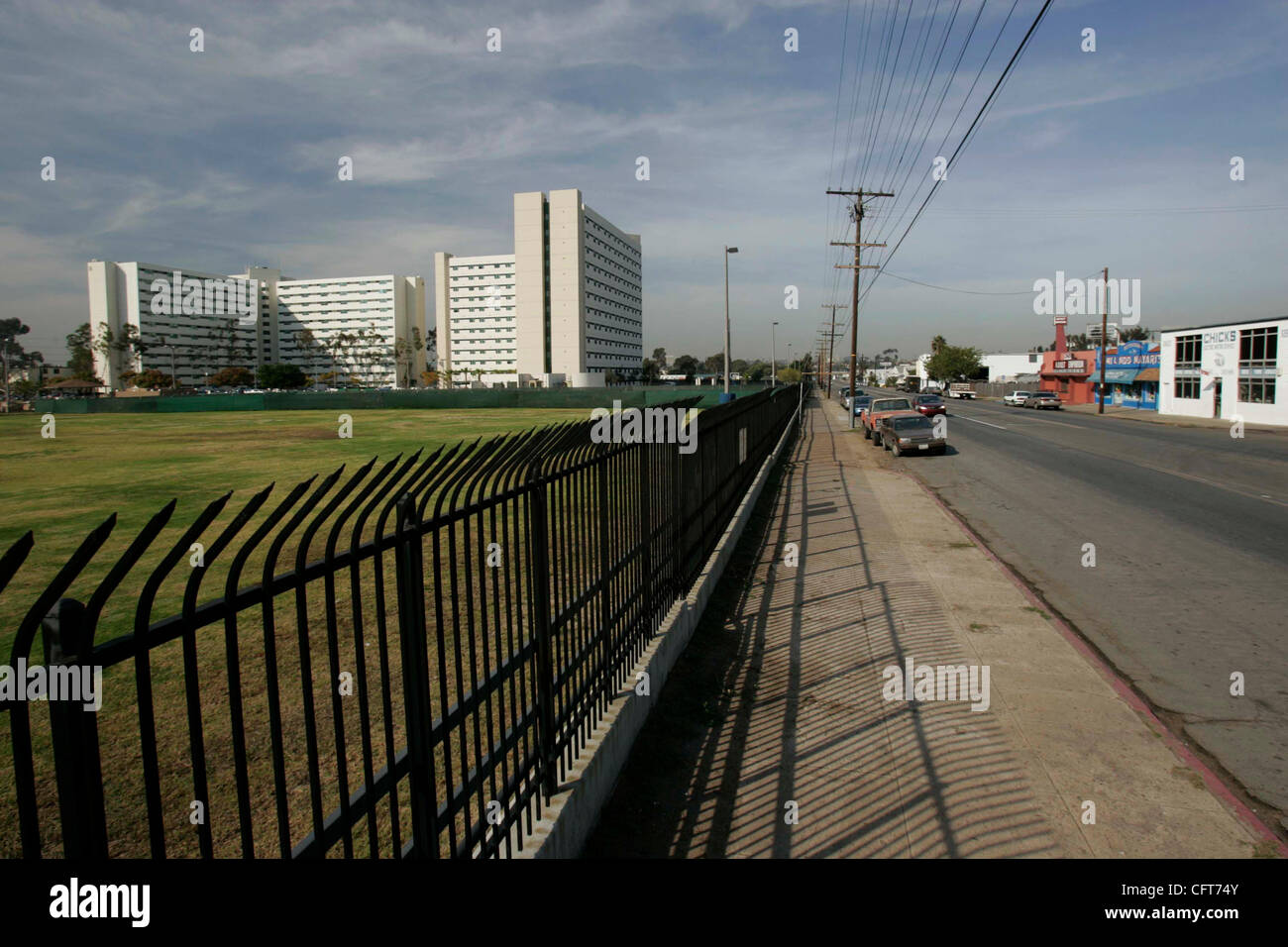 Dicembre 13, 2006 , San Diego,- questi sono la Caserma alla stazione navale di San Diego dove milioni di galloni di liquame crudo è venuto da che sono stati erroneamente incanalato nell'adiacente Chollas Creek nel corso di due anni. Credito: foto da John Gibbins/San Diego Union-Tribune/Zuma premere cop Foto Stock