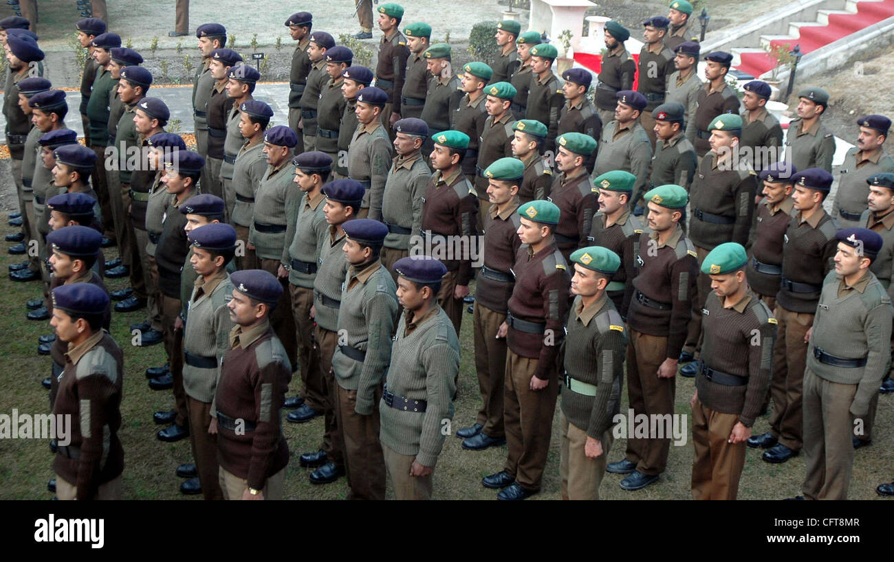 Indian army soldiers stand during immagini e fotografie stock ad alta  risoluzione - Alamy