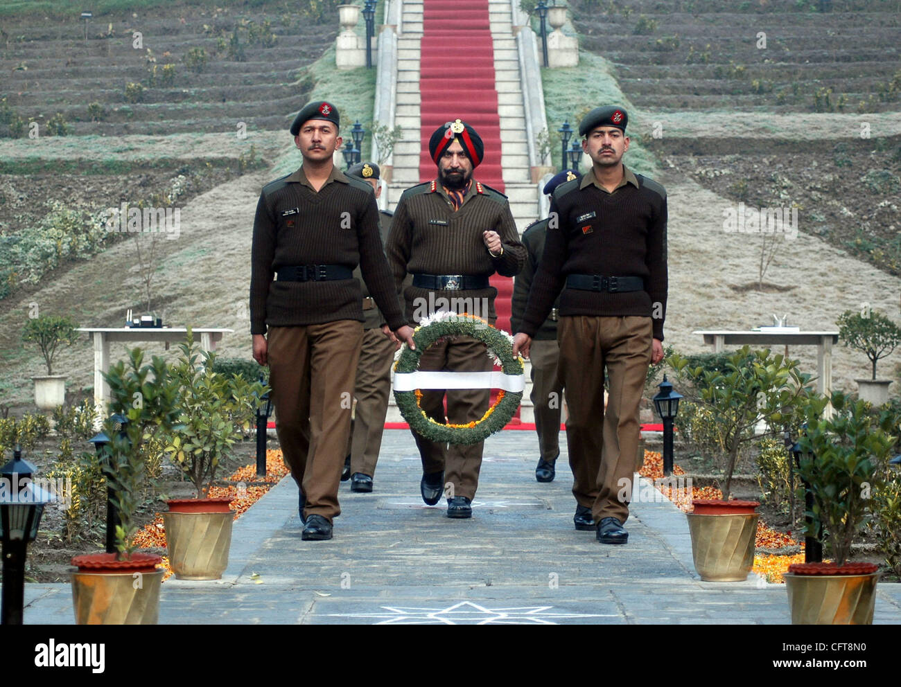 Indiano esercito ufficiale come sekhon con soldier porta fiori verso le tombe dei soldati che sono stati uccisi in India e in Pakistan la guerra nell'anno 1971 e molti soldati indiani sono stati uccisi esercito indiano ha vinto la lotta ma molti soldati sono stati uccisi e un giorno noto come vijay diwas è stata celebrata in kashmi Foto Stock