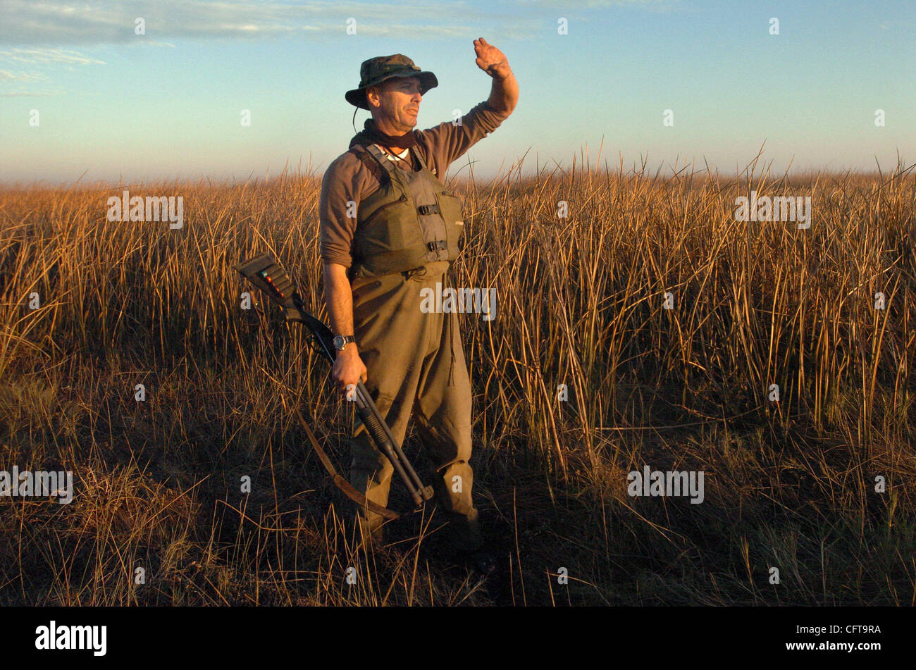 Il cacciatore di volontariato Ted Champagne cerca segni di suini selvatici su una piccola isola di Delta in Solano Land Trust Ranch Rush preservare nella palude Suisun appena a sud di Suisun City, California, giovedì, 7 dicembre 2006. Lo champagne è un volontario per il Solano Land Trust che è consentito cacciare ed uccidere Foto Stock