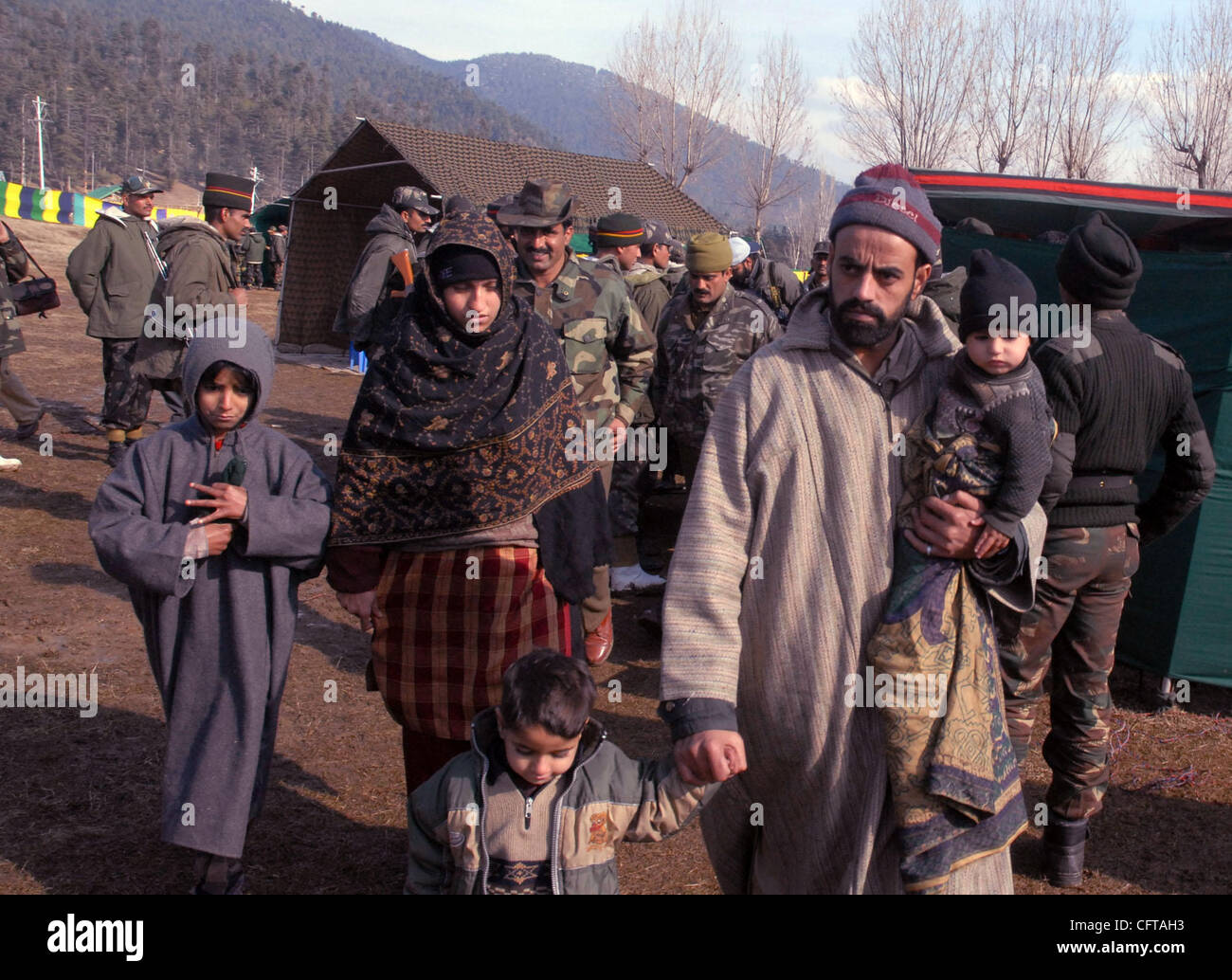 Un musulmano del Kashmir militante e la sua famiglia sono verso indiano dell esercito a Kupwara circa 100 km a nord di Srinagar 23 dicembre 2006, durante una cerimonia di consegna. Dieci militanti si arrese prima indiano esercito e polizia 23 dicembre, dopo aver attraversato nel Kashmir indiano di tutta de facto il bor Foto Stock