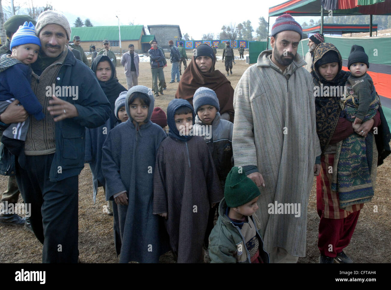 Un musulmano del Kashmir militante e la sua famiglia sono verso indiano dell esercito a Kupwara circa 100 km a nord di Srinagar 23 dicembre 2006, durante una cerimonia di consegna. Dieci militanti si arrese prima indiano esercito e polizia 23 dicembre, dopo aver attraversato nel Kashmir indiano di tutta de facto il bor Foto Stock
