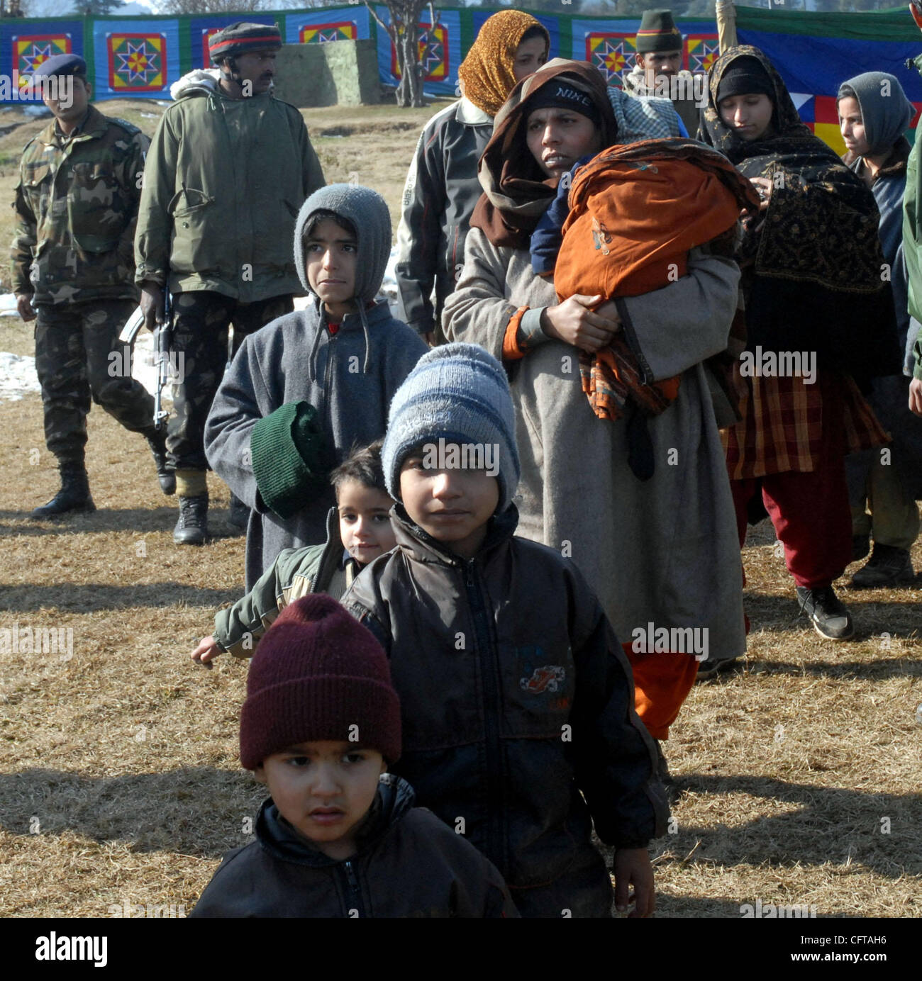Kashmir militanti musulmani familiare verso indiano dell esercito a Kupwara circa 100 km a nord di Srinagar 23 dicembre 2006, durante una cerimonia di consegna. Dieci militanti si arrese prima indiano esercito e polizia 23 dicembre, dopo aver attraversato nel Kashmir indiano di tutta de facto il confine. Peccato Foto Stock