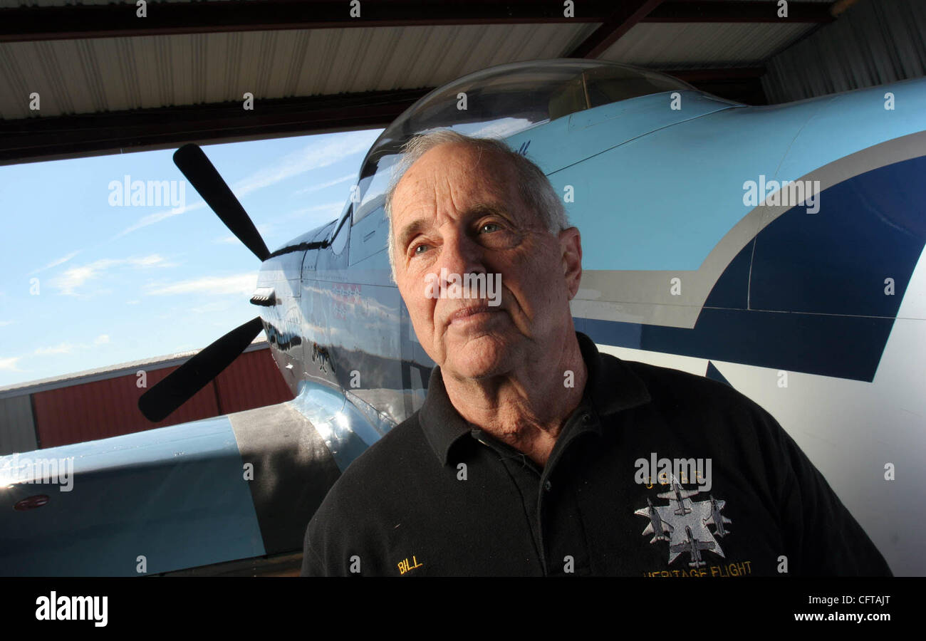 Dicembre 23, 2006 Ramona, CA astronauta Apollo BILL ANDERS(cq)era sul Apollo 8 missione che era in orbita durante la stagione di Natale del 1968. Egli è stato fotografato alla Ramona Airport non lontano dal suo hangar e accanto a un P Mustang, lo stesso tipo di aeromobile che egli possiede e mosche. Giovanni Gastaldo/ Foto Stock